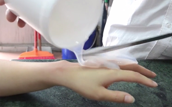 人體硅膠可以直接貼在人體皮膚上嗎？